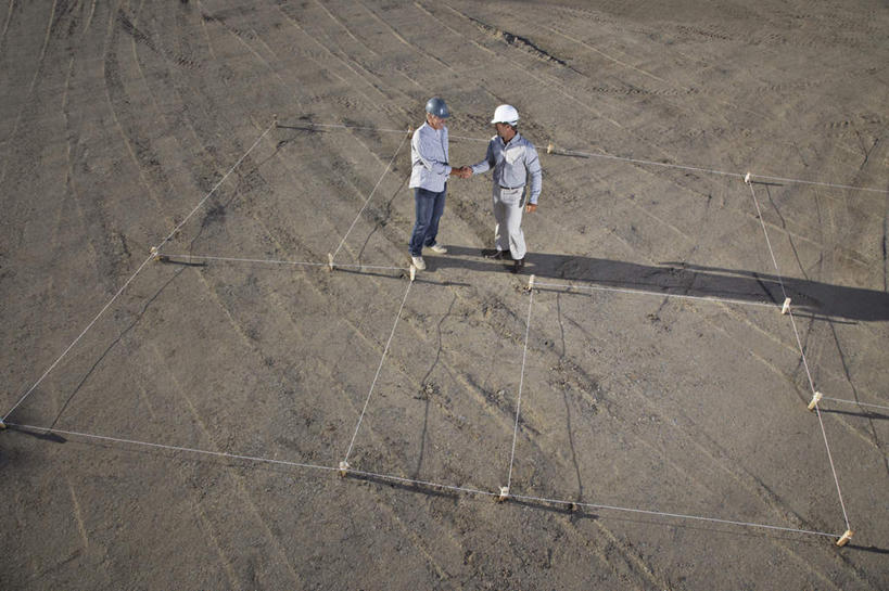 西方人,两个人,同事,商务人士,工程师,建筑工人,建筑师,商务男性,站,握手,说,横图,俯视,室外,白天,衬衫,讨论,成功,合作,团队,集体,信心,帽子,欧洲,欧洲人,握,阴影,套装,服装,光线,头盔,图纸,影子,设计图,拿,拿着,注视,休闲装,队伍,衣服,阳光,安全帽,建筑工地,观察,看,站着,休闲,休闲服,握着,服饰,观看,察看,领导,成就,关注,商务装,合伙,领袖,工程图,草图,蓝图,工薪阶层,地盘,建筑地盘,施工地盘,交流,男人,男性,中年男性,白种人,白领,上班族,设计,技师,建筑工,建筑设计师,搀手,沟通,讲话,交谈,拉手,商讨,手搀手,手拉手,手牵手,手握手,说话,谈话,站立,彩图,高角度拍摄,全身,衬衣,工地