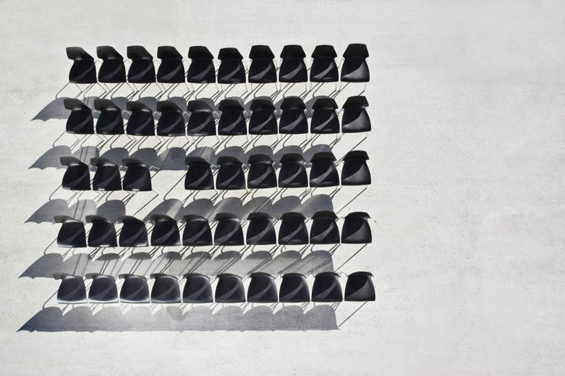 无人,横图,俯视,室外,白天,椅子,一排,许多,整齐,并列,并排,很多,排列,黑色,会议椅,办公椅,队列,平行,商务椅,培训椅,彩图,高角度拍摄