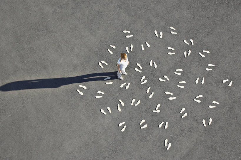 西方人,一个人,站,横图,俯视,室外,白天,欧洲,欧洲人,仅一个年轻女性,仅一个女性,仅一个人,脚印,阴影,服装,光线,影子,凌乱,休闲装,衣服,白色,阳光,站着,休闲,休闲服,服饰,杂乱,足迹,混乱,行踪,脚迹,紊乱,杂沓,年轻女性,女人,女性,白种人,站立,彩图,高角度拍摄,全身