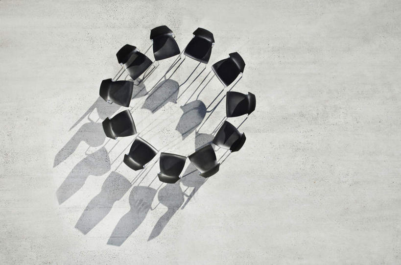 无人,横图,俯视,室外,白天,椅子,一排,阴影,整齐,光线,圆形,影子,排列,黑色,阳光,会议椅,办公椅,队列,商务椅,培训椅,彩图,高角度拍摄