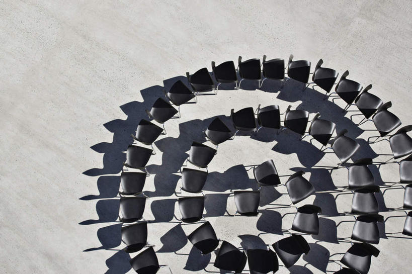 无人,横图,俯视,室外,白天,椅子,一排,阴影,整齐,并列,并排,光线,圆形,影子,排列,黑色,阳光,会议椅,办公椅,队列,平行,商务椅,培训椅,彩图,高角度拍摄