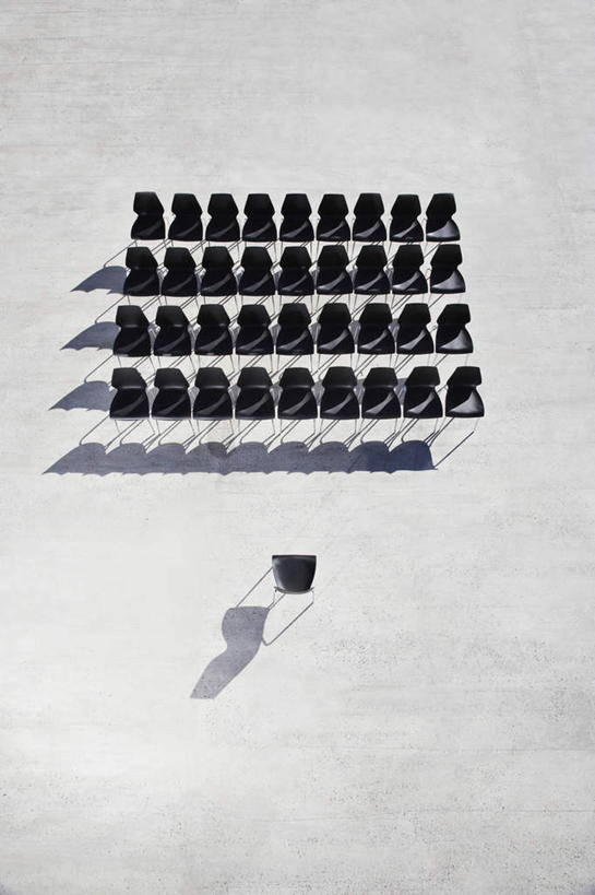 无人,竖图,俯视,室外,白天,椅子,一排,阴影,整齐,并列,并排,光线,影子,排列,黑色,阳光,会议椅,办公椅,队列,平行,商务椅,培训椅,彩图,高角度拍摄