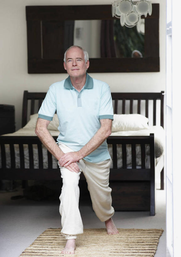 西方人,一个人,站,竖图,室内,白天,正面,锻炼,运动,床,靠垫,卧室,欧洲,欧洲人,仅一个男性,仅一个人,服装,墙,双人床,床单,靠枕,注视,休闲装,被子,墙壁,墙面,衣服,垫子,枕头,观察,看,站着,仅一个老年男性,休闲,休闲服,弓步,服饰,观看,张开双腿,察看,被单,关注,展开双腿,体育,老年男性,男人,男性,白种人,站立,彩图,全身,健身,睡房,卧房,弓箭步,伸展双腿