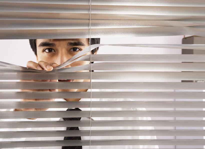 东方人,手,一个人,商务人士,商务男性,站,横图,室内,白天,正面,衬衫,窗户,亚洲,仅一个男性,仅一个人,握,阴影,套装,反射,影子,百叶窗,领带,黄种人,仅一个年轻男性,站着,手部,握着,单手,商务装,偷窥,工薪阶层,窃看,窃视,男人,男性,年轻男性,亚洲人,白领,上班族,站立,半身,彩图,衬衣