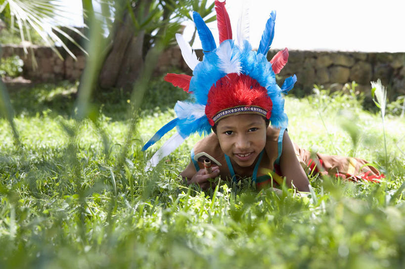 西方人,儿童,一个人,笑,微笑,露齿笑,横图,室外,白天,正面,民族服装,纯洁,草地,草坪,植物,帽子,羽毛,欧洲,非洲,黑人,欧洲人,仅一个男性,仅一个人,阴影,服装,朦胧,模糊,轻盈,柔软,装饰,光线,影子,古典,注视,文化,传统,草,树,树木,小孩,衣服,绿色,阳光,自然,发饰,饰品,观察,看,趴着,仅一个小孩,可爱,童年,童趣,服饰,生长,成长,观看,古装,察看,关注,童真,烂漫,无邪,配饰,轻柔,韵味,天真,男孩,男人,男性,非洲人,孩子,趴,彩图,全身,传统服装,民俗服,酋长帽,印第安帽,羽毛帽,男生