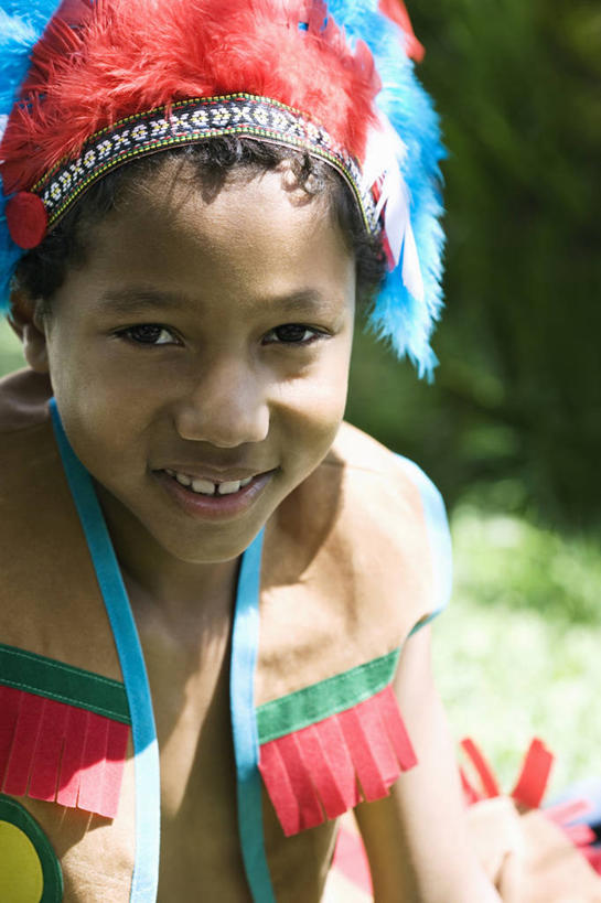 西方人,儿童,一个人,笑,微笑,露齿笑,竖图,室外,白天,正面,民族服装,纯洁,草地,草坪,植物,帽子,羽毛,欧洲,非洲,黑人,欧洲人,仅一个男性,仅一个人,阴影,服装,朦胧,模糊,轻盈,柔软,装饰,光线,影子,古典,注视,文化,传统,草,树,树木,小孩,衣服,绿色,阳光,自然,发饰,饰品,观察,看,仅一个小孩,可爱,童年,童趣,服饰,生长,成长,观看,古装,察看,关注,童真,烂漫,无邪,配饰,轻柔,韵味,天真,男孩,男人,男性,非洲人,孩子,半身,彩图,传统服装,民俗服,酋长帽,印第安帽,羽毛帽,男生