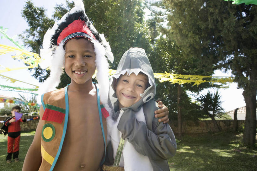 西方人,儿童,三个人,伙伴,朋友,站,抱,笑,微笑,露齿笑,横图,室外,白天,正面,民族服装,友谊,纯洁,草地,草坪,植物,帽子,羽毛,欧洲,非洲,黑人,欧洲人,阴影,服装,朦胧,模糊,轻盈,柔软,装饰,光线,丝绸,丝带,影子,缎带,古典,注视,文化,传统,绸带,草,树,树木,小孩,衣服,蓝色,绿色,蓝天,天空,阳光,自然,发饰,饰品,天,观察,看,站着,可爱,童年,童趣,服饰,生长,晴朗,成长,抱着,观看,古装,察看,搂着,关注,童真,烂漫,无邪,配饰,万里无云,轻柔,韵味,天真,友情,男孩,男人,男性,白种人,非洲人,晴空,晴空万里,怀抱,搂,搂抱,相抱,拥抱,站立,半身,彩图,传统服装,民俗服,酋长帽,印第安帽,羽毛帽,男生