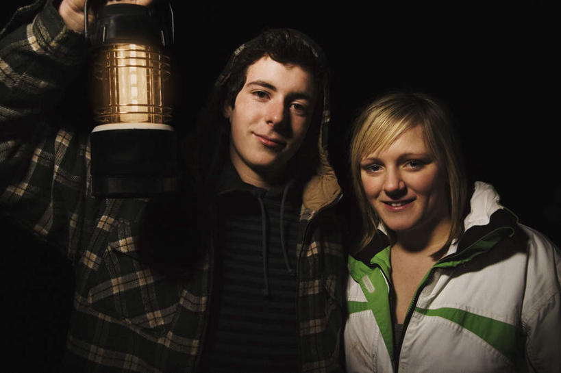 西方人,两个人,站,笑,微笑,露齿笑,横图,室外,夜晚,正面,爱情,照明,欧洲,欧洲人,握,服装,灯笼,纸灯笼,浪漫,拿,拿着,注视,休闲装,衣服,灯具,观察,看,站着,休闲,温暖,温馨,休闲服,恩爱,握着,恋人,服饰,观看,照亮,和睦,察看,照明设备,关注,男人,男性,年轻男性,年轻女性,女人,女性,白种人,情侣,站立,半身,彩图,伴侣,融洽