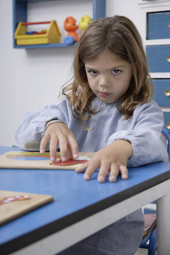 西方人,儿童,一个人,坐,竖图,室内,白天,正面,游戏,纯洁,桌面,桌子,玩具,欧洲,欧洲人,仅一个女性,仅一个人,服装,生气,木制,教育,玩,注视,休闲装,娱乐,小孩,衣服,木制品,观察,看,仅一个小孩,休闲,休闲服,可爱,童年,童趣,益智,幼儿园,愤怒,服饰,观看,活动,恼怒,察看,愤慨,怒气,气愤,发怒,发泄,关注,怒火,消遣,学前教育,智力,情绪,脾气,童真,烂漫,无邪,忿怒,怨恨,强烈,宣泄,气忿,愤恨,肝火,幼稚园,蒙养园,育儿机构,激动,天真,女孩,女人,女性,白种人,孩子,玩耍,嬉戏,坐着,半身,彩图,女生