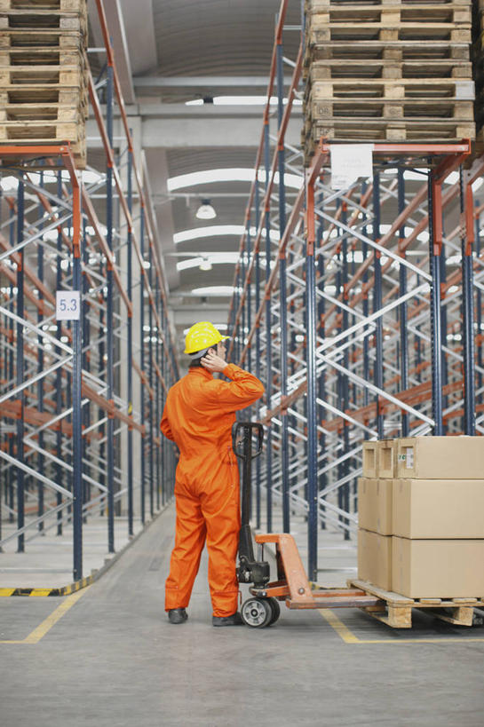 西方人,一个人,机修工,站,摸,搬运,竖图,室内,白天,工作服,制服,技术,指示牌,帽子,金属制品,欧洲,欧洲人,仅一个男性,仅一个人,仅一个中年男性,抚摸,金属,包装,标志,数字,头盔,文字,纸箱,字符,仓库,扭头,标识,架子,车,工人,背面,安全帽,容器,箱子,交通工具,站着,转头,机械,工程车,工业,阿拉伯数字,工程,叉车,载具,纸板箱,包装箱,交通运输,工作制服,工作车,男人,男性,中年男性,白种人,机械师,机修工人,触摸,接触,站立,彩图,全身,工作套服,托盘车,码垛车,堆栈