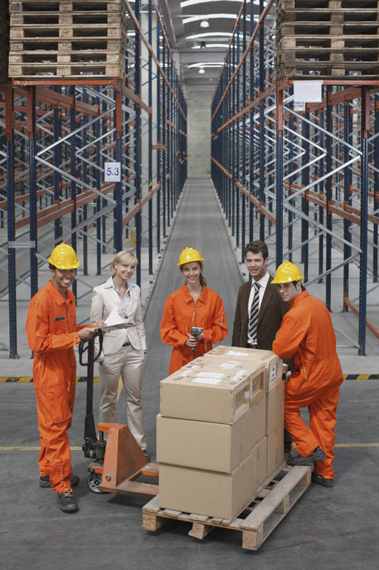 西方人,同事,商务人士,商务男性,商务女性,站,笑,搬运,微笑,露齿笑,竖图,室内,白天,正面,工作服,衬衫,制服,成功,合作,团队,集体,信心,技术,帽子,金属制品,欧洲,欧洲人,五个人,握,套装,金属,包装,材料,档案,头盔,文件,纸箱,走道,走廊,过道,领带,地面,许多人,拿,仓库,拿着,扭头,注视,队伍,架子,车,工人,安全帽,容器,箱子,资料,交通工具,观察,看,站着,转头,一群人,机械,工程车,握着,工业,观看,工程,叉车,察看,领导,象征,庄重,成就,关注,载具,文档,纸板箱,商务装,身份,合伙,领袖,工薪阶层,包装箱,正式,地位,交通运输,工作制服,工作车,男人,男性,年轻男性,年轻女性,女人,女性,中年男性,白种人,白领,上班族,站立,半身,彩图,衬衣,工作套服,托盘车,码垛车,堆栈