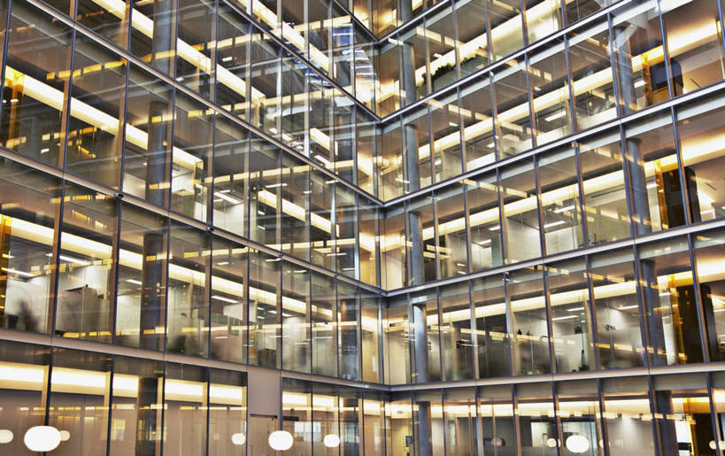 无人,办公室,高楼大厦,横图,室外,白天,仰视,办公楼,窗户,家具,落地窗,桌子,大厦,建筑,摩天大楼,写字楼,一排,许多,阴影,整齐,光线,影子,办公桌,灯光,玻璃窗,排列,楼宇,商务楼,队列,玻璃幕墙,办公家具,彩图,低角度拍摄,大楼,高层建筑,高楼,摩天楼