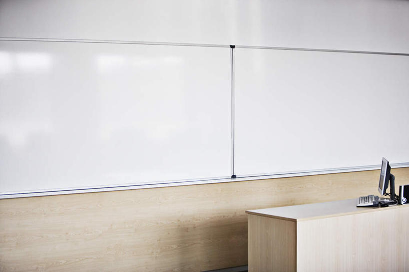 无人,横图,室内,白天,正面,电脑,显示器,鼠标,键盘,阴影,反射,网络,影子,墙,输入设备,通讯设备,墙壁,墙面,白板,讲台,台式电脑,演说台,通信设备,记录板,输出设备,演讲台,记事板,彩图