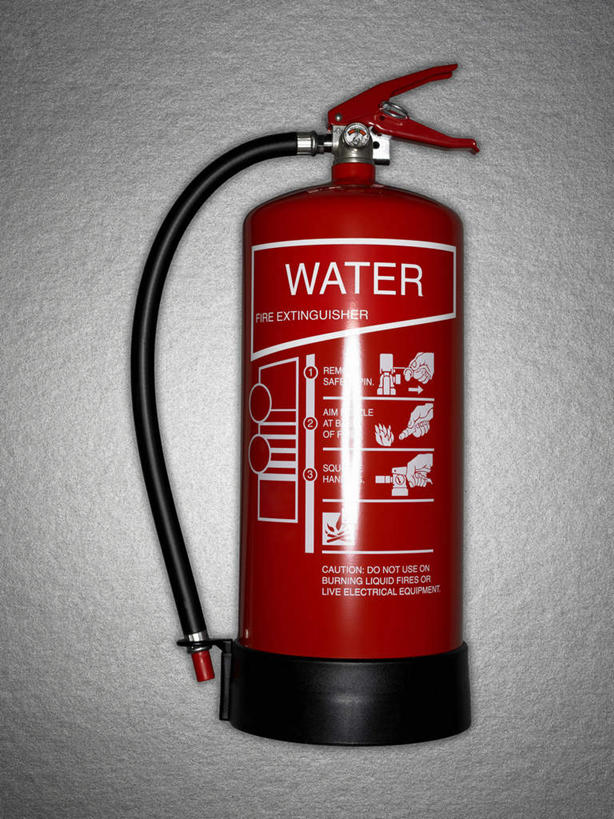 无人,竖图,室内,特写,白天,正面,安全,静物,灭火器,阴影,灰色背景,反射,英文,标志,文字,影子,字符,字母,标识,一个,红色,摄影,影棚,单个,英文字母,消防,灭火,消防灭火器,消防器材,彩图,影棚拍摄,拍摄