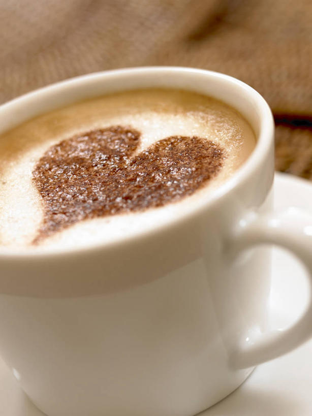 咖啡,无人,竖图,俯视,室内,特写,白天,爱情,幸福,桌面,桌子,杯子,爱心,木制,瓷器,咖啡杯,陶瓷制品,浪漫,娱乐,饮料,木制品,享受,休闲,温暖,温馨,心形,恩爱,放松,乐趣,和睦,提神,舒适,瓷杯,醒脑,咖啡拉花,软饮料,花式咖啡,心型,彩图,高角度拍摄,融洽