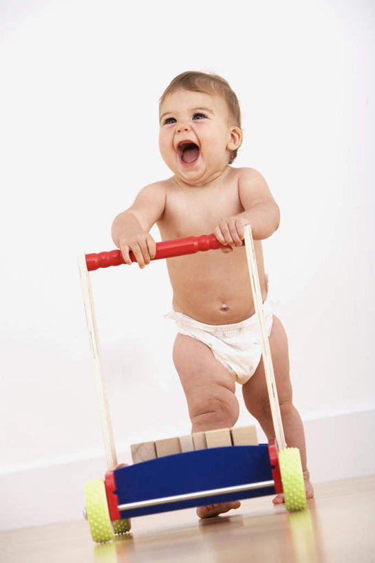 西方人,婴儿,儿童,一个人,走,笑,大笑,竖图,室内,白天,白色背景,正面,兴奋,纯洁,欧洲,欧洲人,仅一个人,握,注视,尿布,纸尿裤,尿不湿,车,小孩,手推车,交通工具,观察,看,张嘴,可爱,握着,摄影,活泼,影棚,独轮车,观看,察看,纸尿布,关注,载具,宝宝,张大嘴巴,纯真,烂漫,无邪,哈哈大笑,纸尿片,伶俐,天真,白种人,孩子,张开嘴,步行,散步,走路,彩图,全身,影棚拍摄,高兴,狂笑,拍摄