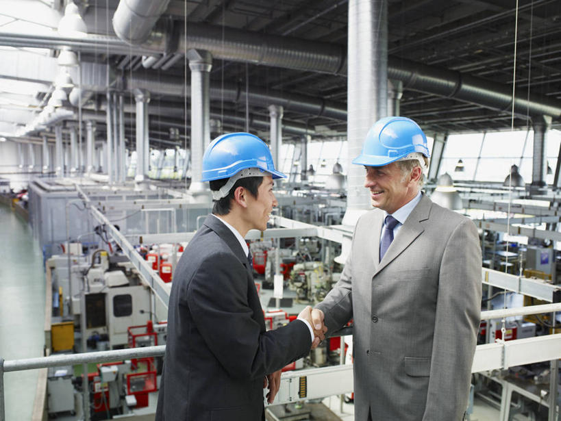 西方人,两个人,同事,商务人士,商务男性,工厂,站,握手,笑,微笑,露齿笑,横图,室内,白天,侧面,衬衫,成功,合作,团队,集体,信心,机器,帽子,金属制品,欧洲,欧洲人,套装,金属,管子,头盔,领带,注视,管道,队伍,安全帽,观察,看,站着,机械,观看,察看,领导,象征,庄重,成就,关注,商务装,身份,合伙,领袖,工薪阶层,正式,地位,男人,男性,中年男性,白种人,白领,上班族,搀手,拉手,手搀手,手拉手,手牵手,手握手,站立,半身,彩图,衬衣,工地,制造厂