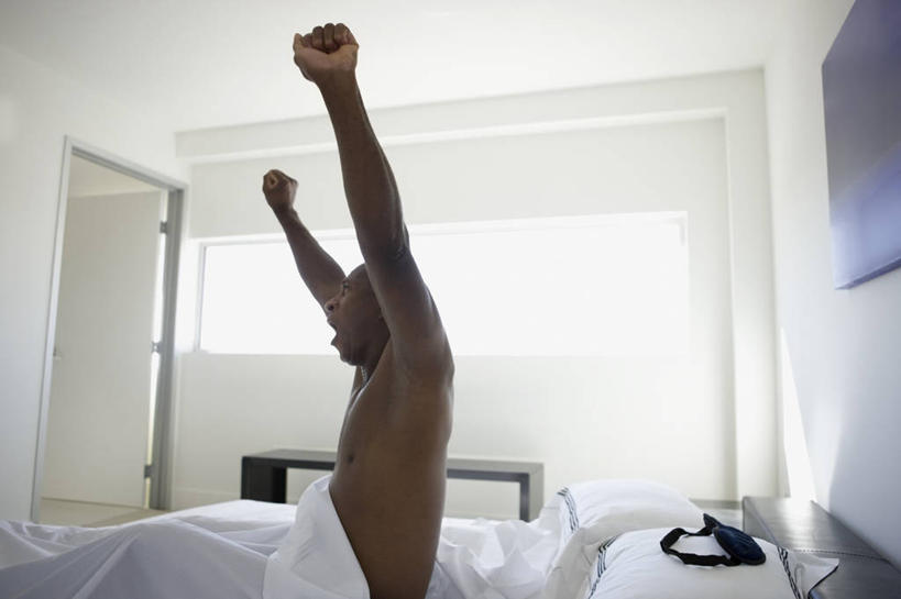 西方人,一个人,坐,举,闭眼,横图,室内,白天,侧面,窗户,床,卧室,欧洲,非洲,黑人,欧洲人,仅一个男性,仅一个人,仅一个中年男性,握,墙,双人床,床单,被子,裸露,玻璃窗,墙壁,墙面,托,握拳,张嘴,眼罩,握着,遮,遮掩,掩盖,被单,遮挡,裸,张大嘴巴,遮盖,掩饰,男人,男性,中年男性,非洲人,张开嘴,闭眼睛,闭着眼,闭着眼睛,举起,举手,举着,向上举,向上伸,向上托,坐着,半身,彩图,睡房,卧房,睡眠眼罩,遮光眼罩