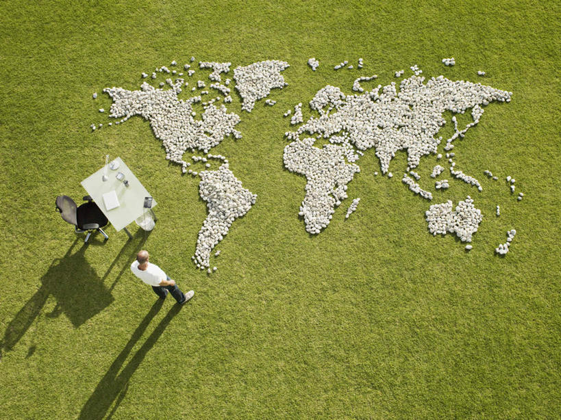 西方人,一个人,商务人士,商务男性,站,横图,俯视,室外,白天,衬衫,电脑,笔记本电脑,海洋,桌子,地图,椅子,欧洲,欧洲人,仅一个男性,仅一个人,仅一个中年男性,套装,网络,世界地图,办公桌,陆地,注视,通讯设备,会议椅,观察,看,站着,国家,观看,办公椅,大陆,察看,世界,无线,关注,大洋洲,通信设备,商务装,无线网络,版图,无线上网,便携式电脑,工薪阶层,敌人,商务椅,培训椅,手提电脑,男人,男性,中年男性,白种人,白领,上班族,站立,彩图,高角度拍摄,全身,衬衣