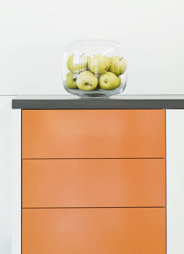 无人,家,竖图,室内,白天,正面,别墅,厨房,柜子,家具,装修,桌面,桌子,建筑,苹果,餐具,水果,欧洲,芬兰,欧式,阴影,新鲜,装饰,反射,碟子,盘,影子,房屋,墙,屋子,大理石,公寓,生食,食品,果实,储物柜,豪华,建设,现代,装潢,洋房,楼房,墙壁,墙面,住宅,食物,一个,白色,盘子,碟,室内装潢,有机食品,绿色食品,单个,样板房,明亮,舒适,家居装潢,储存,北欧,房屋设计,地中海风格,古典风格,简约风格,室内设计,宽敞,样板房装潢,大理石制品,芬兰共和国,储备,蕴藏,贮备,波里,设计,彩图,房子,灶间,贮存