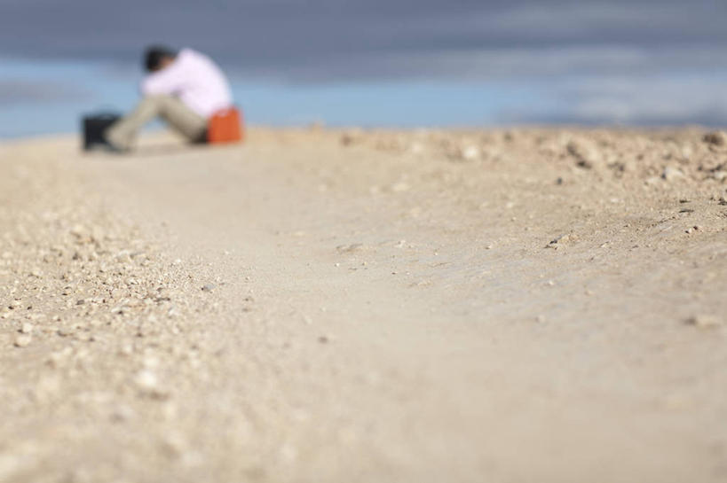 西方人,一个人,商务人士,商务男性,坐,横图,室外,白天,侧面,衬衫,失败,海浪,海洋,美景,沙滩,欧洲,欧洲人,仅一个男性,仅一个人,仅一个中年男性,阴影,套装,沮丧,朦胧,模糊,光线,包,公文包,沙子,桶,影子,塑料,海岸,景观,浪花,沙地,一个,红色,阳光,自然,海水,容器,塑料制品,趴着,难受,景色,无奈,单个,公事包,储藏,失望,悲伤,塑料桶,伤心,难过,储存,自然风光,失落,商务装,海景,工薪阶层,颓废,挫败,受挫,落败,落空,错过,失足,失意,失策,失算,颓丧,衰颓,悲哀,懊丧,颓靡,气馁,丧气,败北,挫折,失利,男人,男性,中年男性,白种人,白领,上班族,大海,风浪,海,海水的波动,海滩,近岸浪,涌浪,趴,坐着,彩图,全身,衬衣,贮存,油桶