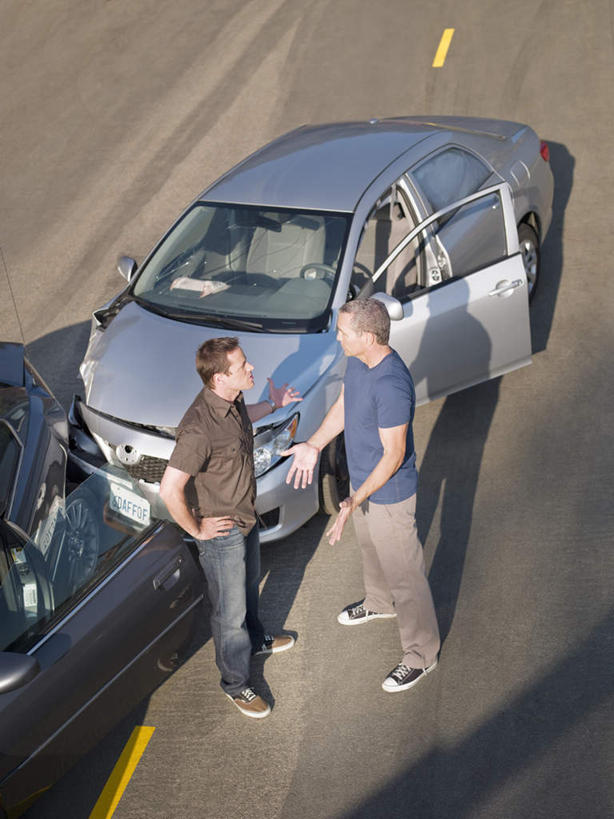 西方人,两个人,站,说,竖图,俯视,室外,白天,讨论,竞争,道路,路,公路,汽车,欧洲,欧洲人,对抗,阴影,服装,冲突,光线,影子,分界线,停车线,交通,注视,休闲装,相视,车,衣服,阳光,交通工具,轿车,观察,看,站着,休闲,面对面,休闲服,服饰,观看,对视,车行道,车行道分界线,察看,互视,对立,关注,矛盾,载具,标线,相对,事故,车行线,相看,敌对,挫败,斗争,抗拒,抗衡,交流,男人,男性,中年男性,白种人,马路,沟通,讲话,交谈,商讨,说话,谈话,站立,彩图,高角度拍摄,全身