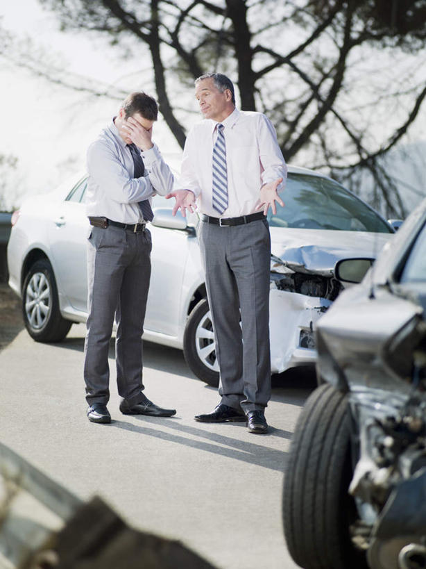 西方人,两个人,同事,商务人士,商务男性,站,说,打电话,竖图,室外,白天,正面,衬衫,讨论,失败,成功,合作,团队,集体,信心,植物,道路,路,汽车,电话,手机,欧洲,欧洲人,阴影,套装,沮丧,光线,影子,小路,领带,交通,注视,破坏,通讯设备,队伍,破损,车,树,树木,绿色,阳光,自然,交通工具,轿车,观察,看,站着,难受,烟,无奈,生长,成长,观看,失望,悲伤,损坏,察看,领导,伤心,难过,象征,庄重,成就,关注,载具,失落,商务装,身份,合伙,领袖,工薪阶层,事故,颓废,挫败,受挫,落败,落空,错过,失足,失意,失策,失算,颓丧,衰颓,悲哀,懊丧,颓靡,气馁,丧气,正式,地位,败北,挫折,交流,失利,男人,男性,中年男性,白种人,白领,上班族,沟通,讲话,交谈,商讨,说话,谈话,通话,站立,彩图,全身,衬衣
