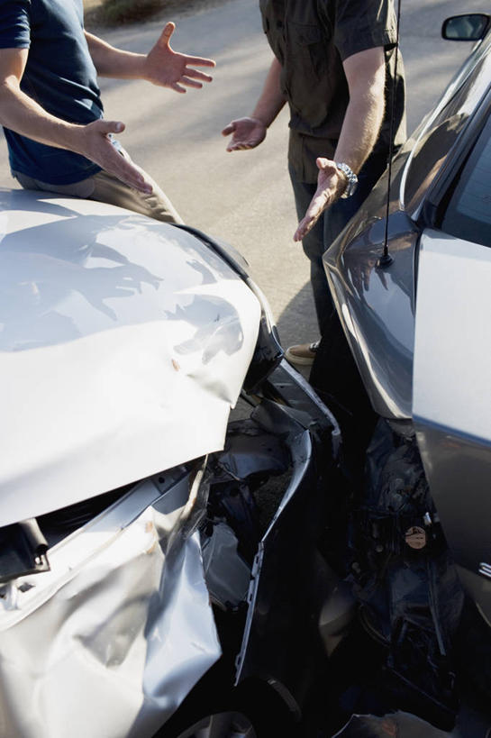 西方人,两个人,站,竖图,俯视,室外,白天,道路,路,公路,汽车,欧洲,欧洲人,阴影,服装,生气,光线,影子,交通,休闲装,破坏,破损,相视,车,衣服,阳光,交通工具,轿车,双手摊开,站着,休闲,面对面,休闲服,无奈,愤怒,服饰,对视,遗憾,恼怒,烦恼,损坏,碰撞,愤慨,互视,怒气,气愤,吵架,发怒,怒火,载具,相对,情绪,脾气,可惜,相看,忿怒,怨恨,无计可施,强烈,惋惜,怜惜,无语,气忿,愤恨,肝火,激动,男人,男性,中年男性,白种人,马路,站立,半身,彩图,高角度拍摄