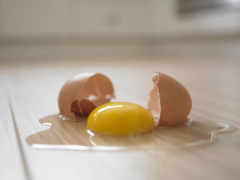 无人,横图,室内,特写,白天,正面,阴影,朦胧,模糊,破碎,反射,瓷砖,地砖,影子,蛋,鸡蛋,地面,一个,单个,碎裂,破裂,分裂,草鸡蛋,卵,彩图,决裂