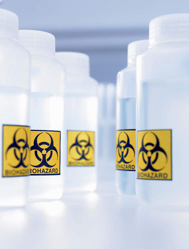 无人,竖图,室内,特写,白天,正面,桌面,桌子,指示牌,静物,一排,整齐,并列,并排,木制,标志,文字,实验室,研究室,警告,标识,玻璃制品,排列,玻璃瓶,木制品,瓶子,警示,禁止,提醒,队列,提示,限制,平行,试验室,危险,彩图