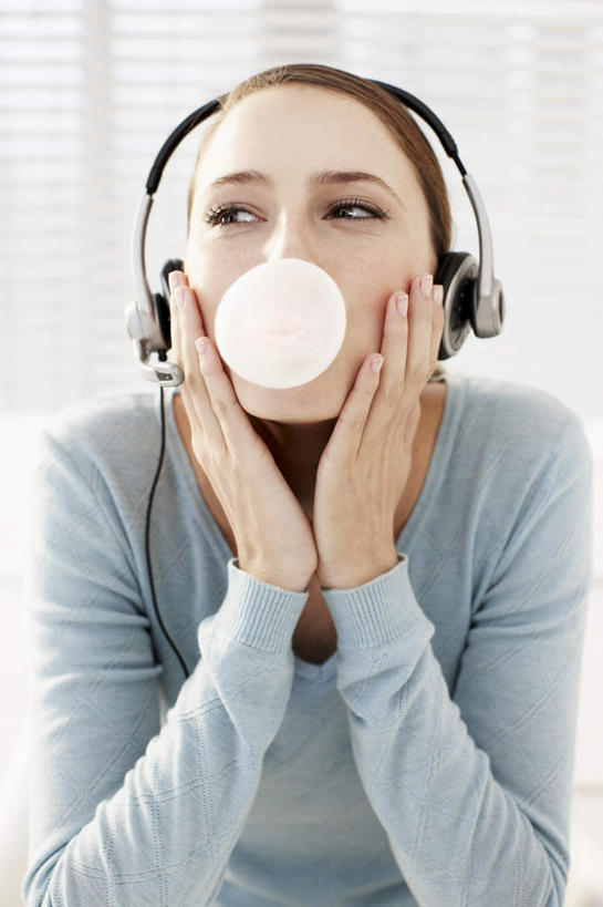 西方人,一个人,坐,竖图,室内,白天,正面,快乐,满意,幸福,窗户,欧洲,欧洲人,仅一个年轻女性,仅一个女性,仅一个人,撑,阴影,服装,反射,影子,百叶窗,食品,糖果,音响,软糖,音乐,托腮,注视,休闲装,娱乐,食物,一个,衣服,耳机,甜食,吹,观察,看,托,享受,休闲,休闲服,放松,服饰,单个,观看,口香糖,泡泡糖,察看,舒适,享乐,关注,托下巴,年轻女性,女人,女性,白种人,坐着,半身,彩图