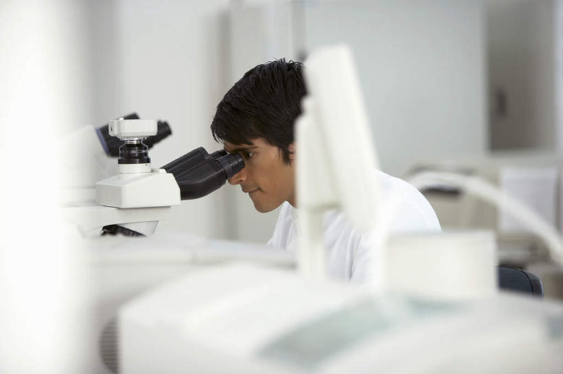 西方人,一个人,科学家,坐,横图,室内,白天,侧面,工作服,制服,仪器,欧洲,欧洲人,仅一个男性,仅一个人,仅一个中年男性,阴影,检查,朦胧,模糊,反射,分析,科学,显微镜,影子,墙,实验室,研究室,注视,墙壁,墙面,白色,观察,看,清晰,探索,放大,观看,仔细,透镜,察看,凸透镜,聚焦,科研人员,关注,研究者,试验室,科学研究者,光学,清楚,工作制服,男人,男性,中年男性,白种人,科学工作者,坐着,半身,彩图,工作套服