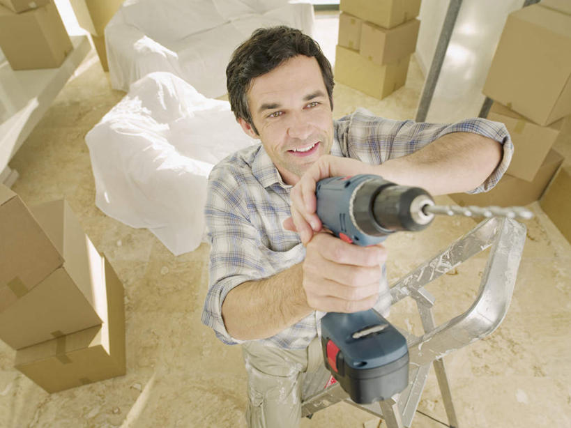 西方人,一个人,站,笑,微笑,露齿笑,横图,俯视,室内,白天,欧洲,欧洲人,仅一个男性,仅一个人,仅一个中年男性,一堆,许多,握,阴影,堆叠,堆积,服装,朦胧,模糊,反射,包装,影子,纸箱,注视,休闲装,一个,衣服,容器,箱子,观察,看,站着,休闲,休闲服,握着,服饰,单个,观看,堆,冲击钻,电钻,搬家,察看,迁移,关注,纸板箱,包装箱,电动工具,迁居,乔迁,搬迁,男人,男性,中年男性,白种人,抬头,仰头,站立,半身,彩图,高角度拍摄