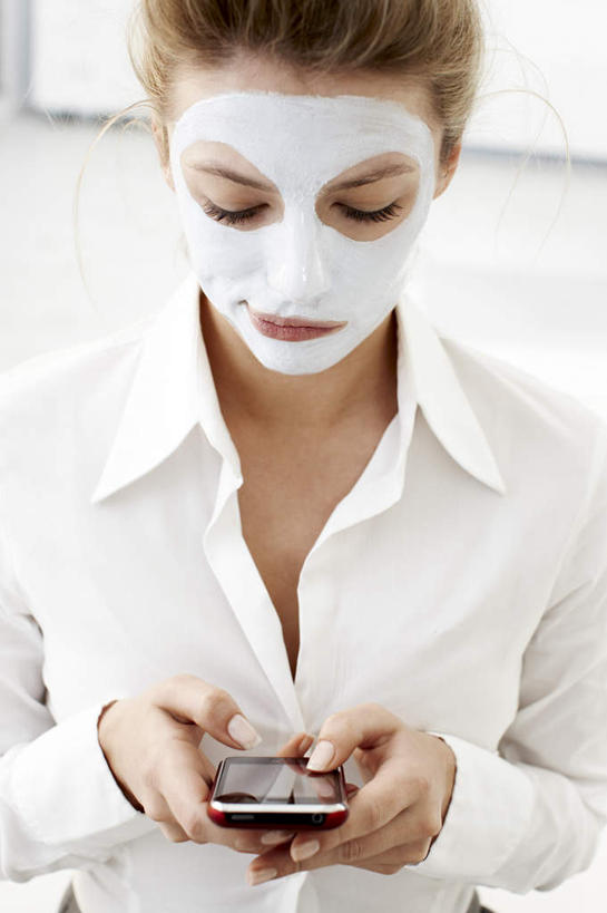 西方人,一个人,坐,打电话,竖图,室内,白天,正面,化妆,美容,电话,手机,欧洲,欧洲人,仅一个年轻女性,仅一个女性,仅一个人,护肤,敲打,握,阴影,服装,美白,反射,影子,墙,注视,休闲装,输入,通讯设备,墙壁,墙面,衣服,白色,化妆品,打字,低头,观察,看,清洁,保养,享受,休闲,休闲服,面膜,放松,去角质,握着,保健,服饰,观看,保湿,点击,敲击,察看,滋润,护肤品,化妆用品,关注,去死皮,护肤用品,舒缓,养颜,一部,膏状,膏状面膜,去污,控油,紧肤,嫩肤,祛痘,去痘,祛角质,抗衰,再生,增白,补水,祛斑,抗皱,防皱,除皱,去皱,交流,按键,年轻女性,女人,女性,白种人,沟通,通话,坐着,半身,彩图