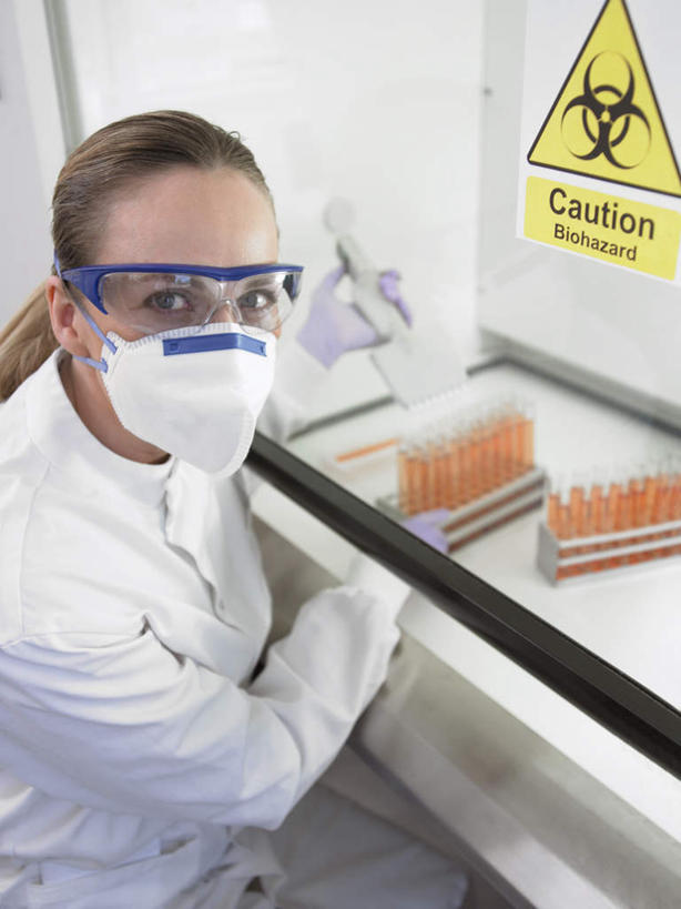 西方人,一个人,科学家,坐,竖图,俯视,室内,白天,工作服,制服,安全,实验,仪器,窗户,指示牌,杯子,欧洲,欧洲人,仅一个女性,仅一个人,一排,许多,握,阴影,研究,整齐,透明,反射,分离,分析,化学,测试,标志,试管,文字,眼镜,影子,墙,实验室,研究室,防护,过滤,警告,分开,注视,标识,玻璃窗,墙壁,墙面,玻璃制品,排列,白色,玻璃瓶,口罩,瓶子,观察,看,仅一个中年女性,隔断,器皿,警示,握着,遮掩,观看,护目镜,保护,隔离,禁止,提醒,察看,卫生,掩盖,遮挡,科研人员,队列,关注,提示,限制,净化,间隔,保险,研究者,预防,计量,试验室,遮盖,防尘,科学研究者,玻璃仪器,试验耗材,实验用品,保全,周全,安稳,安定,掩饰,断绝,隔开,屏蔽,屏绝,远离,中断,阻遏,阻隔,安全防护眼镜,工作制服,平安,危险,女人,女性,中年女性,白种人,科学工作者,玻璃杯,抬头,仰头,坐着,半身,彩图,高角度拍摄,工作套服,防护眼镜