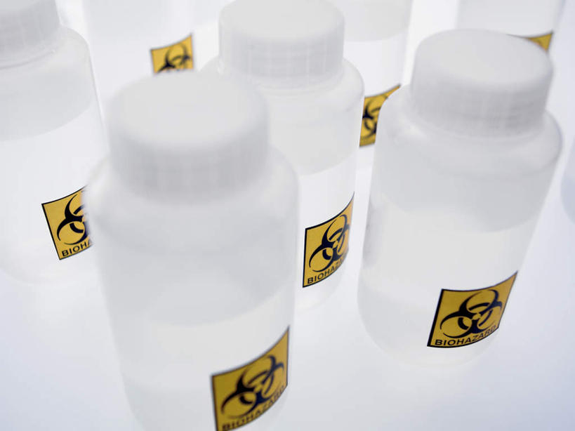 无人,横图,俯视,室内,特写,白天,白色背景,实验,研发,指示牌,静物,一排,许多,阴影,研究,整齐,反射,科学,标志,文字,影子,警告,标识,排列,瓶子,塑料制品,塑料瓶,警示,摄影,影棚,禁止,科研,提醒,队列,提示,限制,化验,检验,危险,彩图,高角度拍摄,影棚拍摄,拍摄