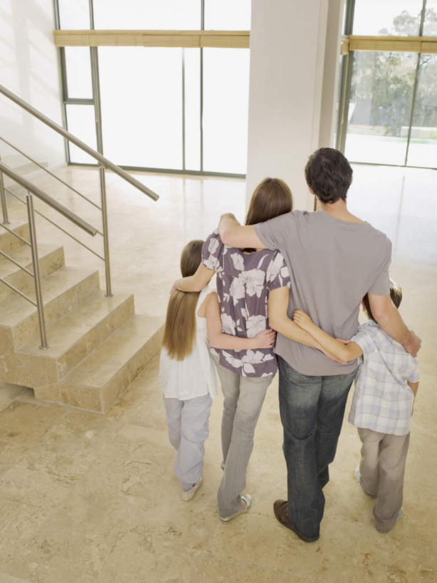 西方人,儿童,中年人,四个人,家庭,夫妻,母亲,父亲,女儿,儿子,栏杆,站,抱,笑,微笑,露齿笑,竖图,俯视,室内,白天,爱情,纯洁,窗户,地板,楼梯,落地窗,欧洲,欧洲人,阴影,服装,反射,扶手,影子,阶梯,墙,地面,浪漫,休闲装,护栏,木地板,玻璃窗,墙壁,墙面,台阶,小孩,衣服,白色,站着,休闲,温暖,温馨,父女,父子,母女,母子,一家人,休闲服,恩爱,父爱,可爱,母爱,童年,童趣,恋人,服饰,抱着,和睦,搂着,童真,烂漫,无邪,天真,男孩,男人,男性,女孩,女人,女性,中年男性,中年女性,白种人,孩子,夫妇,情侣,搂,搂抱,站立,彩图,高角度拍摄,全身,伴侣,融洽,男生,女生