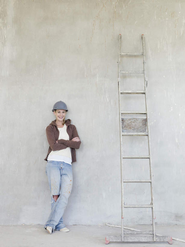 西方人,一个人,站,攀登,双手交叉,竖图,室内,白天,正面,帽子,欧洲,欧洲人,仅一个年轻女性,仅一个女性,仅一个人,阴影,服装,反射,梯子,影子,阶梯,墙,注视,休闲装,墙壁,墙面,衣服,白色,建筑工地,观察,看,靠,靠着,站着,休闲,休闲服,爬,服饰,观看,上升,察看,双手抱胸,关注,一顶,登高,地盘,建筑地盘,施工地盘,年轻女性,女人,女性,白种人,攀爬,站立,彩图,全身,工地