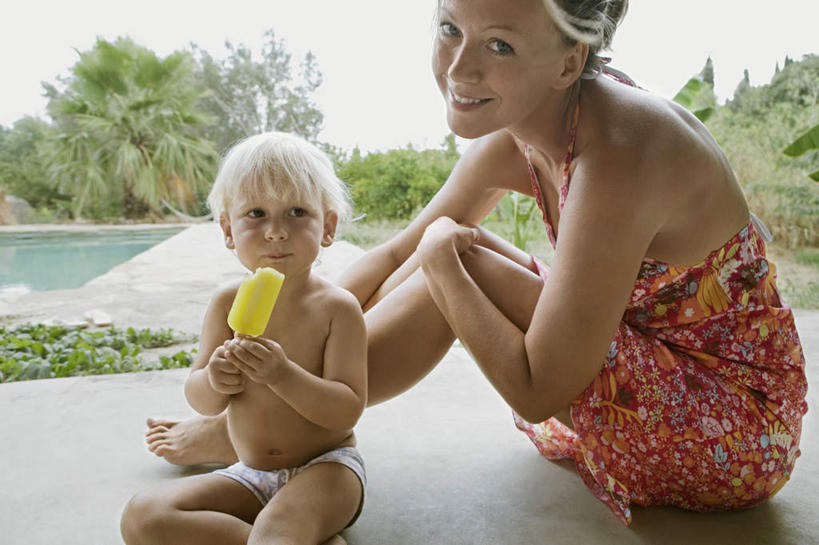 西方人,儿童,中年人,两个人,家庭,母亲,儿子,游泳池,坐,笑,吃,微笑,露齿笑,横图,室外,白天,正面,裙子,纯洁,草地,草坪,水,植物,欧洲,欧洲人,握,阴影,连衣裙,光线,影子,水池,水面,清凉,注视,棒冰,冰棍,泳池,裸露,草,一个,小孩,蓝色,绿色,蓝天,天空,阳光,冷饮,天,观察,看,舒服,温暖,温馨,母子,一家人,可爱,母爱,童年,童趣,握着,晴朗,单个,观看,解暑,和睦,察看,冰棒,关注,解渴,裸,童真,烂漫,无邪,舒爽,万里无云,消暑,冰条,天真,男孩,女人,女性,中年女性,白种人,孩子,晴空,晴空万里,嚼,食,坐着,半身,彩图,融洽,男生