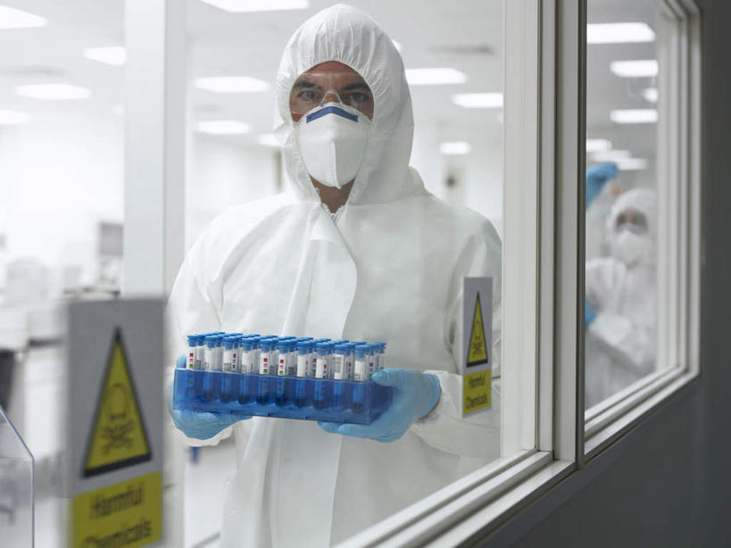 西方人,两个人,同事,科学家,站,捧,横图,室内,白天,正面,工作服,制服,成功,合作,团队,集体,信心,实验,仪器,杯子,照明,欧洲,欧洲人,一排,许多,阴影,朦胧,模糊,研究,整齐,透明,分离,分析,光线,化学,测试,试管,影子,灯光,过滤,警告,分开,队伍,顶灯,玻璃制品,灯,排列,玻璃瓶,口罩,瓶子,灯具,站着,隔断,器皿,警示,遮掩,隔离,禁止,照亮,提醒,卫生,领导,掩盖,遮挡,科研人员,照明设备,成就,队列,提示,限制,净化,间隔,研究者,预防,合伙,领袖,计量,遮盖,防尘,科学研究者,玻璃仪器,试验耗材,实验用品,掩饰,断绝,隔开,屏蔽,屏绝,远离,中断,阻遏,阻隔,工作制服,危险,男人,男性,女人,女性,中年男性,中年女性,白种人,科学工作者,玻璃杯,端,端着,捧着,手捧,站立,半身,彩图,工作套服