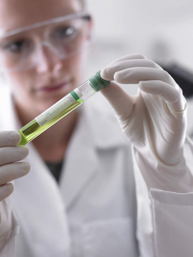 西方人,手,一个人,站,竖图,室内,特写,白天,正面,工作服,制服,安全,实验,仪器,杯子,欧洲,欧洲人,双手,仅一个年轻女性,仅一个女性,仅一个人,一副,握,阴影,朦胧,模糊,研究,透明,反射,分析,化学,测试,试管,眼镜,液体,影子,墙,防护,注视,墙壁,墙面,玻璃制品,黄色,白色,玻璃瓶,瓶子,观察,看,站着,手部,器皿,握着,观看,护目镜,保护,察看,关注,保险,计量,玻璃仪器,试验耗材,实验用品,保全,周全,安稳,安定,安全防护眼镜,工作制服,平安,年轻女性,女人,女性,白种人,玻璃杯,站立,半身,彩图,工作套服,防护眼镜