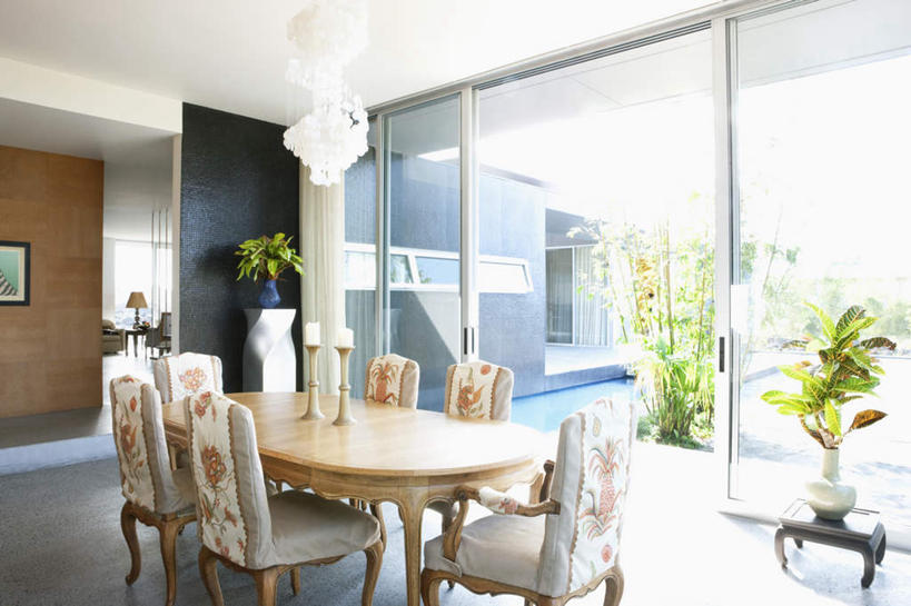 无人,家,客厅,横图,室内,白天,正面,植物,别墅,餐桌,窗户,家具,落地窗,天花板,装修,桌子,建筑,椅子,照明,欧式,阴影,装饰,反射,盆栽,影子,房屋,屋子,公寓,灯光,盆景,豪华,建设,现代,装潢,洋房,楼房,顶灯,玻璃窗,住宅,灯,绿色,自然,灯具,室内装潢,生长,成长,餐台,华丽,修饰,样板房,明亮,照亮,点缀,起居室,舒适,家居装潢,照明设备,挂画,房屋设计,地中海风格,古典风格,简约风格,室内设计,宽敞,样板房装潢,衬托,美观,雅致,雅观,客堂,设计,装饰画,彩图,房子