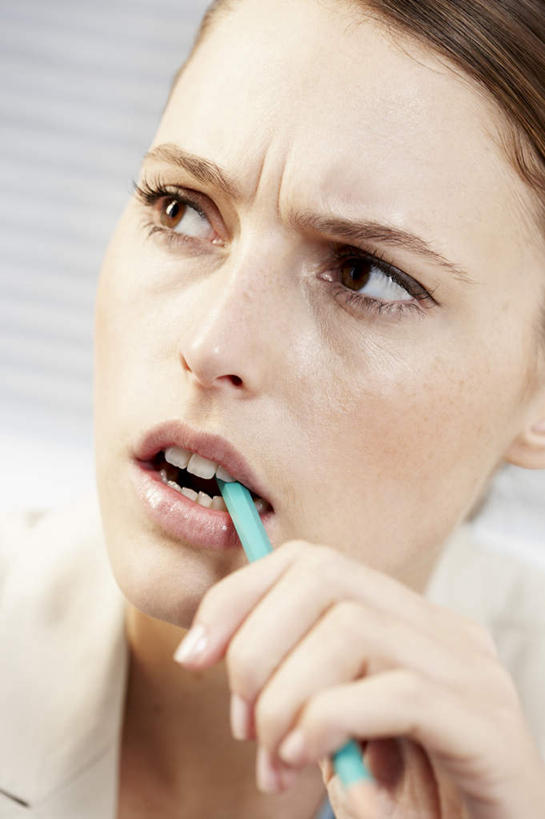 西方人,脸,头,脸颊,手,一个人,商务人士,商务女性,竖图,室内,特写,白天,正面,欧洲,欧洲人,仅一个年轻女性,仅一个女性,仅一个人,握,咬,阴影,套装,反射,笔,影子,办公用品,注视,肩膀,文具,铅笔,学习用品,观察,看,思考,手部,握着,观看,单手,文具用品,一支,咬着,察看,关注,商务装,工薪阶层,思虑,年轻女性,女人,女性,白种人,头部,脸部,脸蛋,面部,白领,上班族,半身,彩图