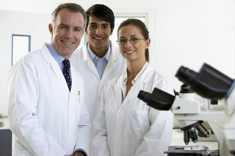 西方人,三个人,同事,科学家,站,笑,微笑,露齿笑,横图,室内,白天,正面,工作服,制服,成功,合作,团队,集体,信心,仪器,欧洲,欧洲人,亚洲,阴影,检查,反射,分析,科学,显微镜,影子,墙,实验室,研究室,注视,队伍,墙壁,墙面,白色,观察,看,站着,清晰,探索,放大,观看,仔细,透镜,察看,领导,凸透镜,聚焦,科研人员,成就,关注,研究者,合伙,领袖,试验室,科学研究者,光学,清楚,工作制服,男人,男性,年轻男性,年轻女性,女人,女性,中年男性,白种人,亚洲人,印度人,科学工作者,站立,半身,彩图,工作套服