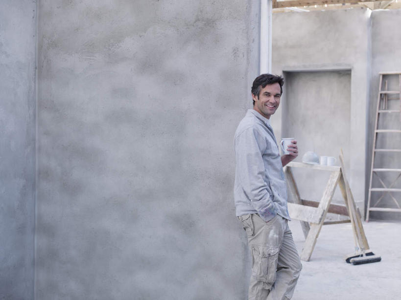 西方人,一个人,站,攀登,横图,室内,白天,侧面,杯子,欧洲,欧洲人,仅一个男性,仅一个人,仅一个中年男性,握,阴影,服装,反射,梯子,影子,陶瓷,阶梯,墙,陶瓷制品,注视,休闲装,墙壁,墙面,一个,衣服,马克杯,水杯,观察,看,站着,休闲,休闲服,爬,握着,服饰,单个,观看,上升,察看,关注,手插袋,单手插袋,人字梯,单手抄兜,单手放兜,登高,男人,男性,中年男性,白种人,插兜,攀爬,手插兜,手放口袋,站立,半身,彩图,手抄兜