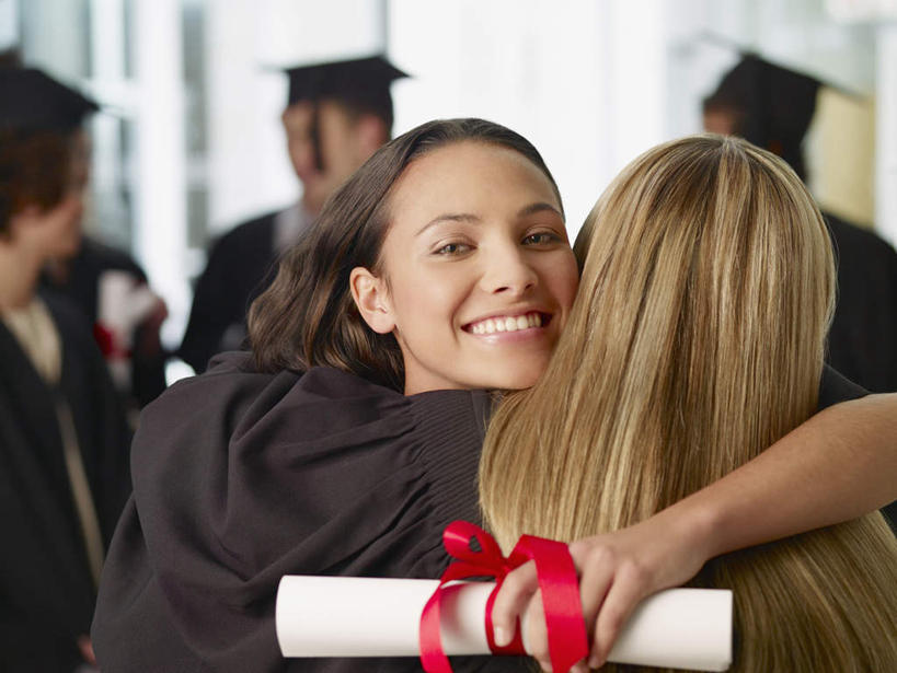 西方人,背部,伙伴,朋友,学生,站,抱,笑,微笑,露齿笑,横图,室内,白天,正面,友谊,窗户,欧洲,欧洲人,五个人,阴影,朦胧,模糊,反射,丝绸,丝带,文凭,影子,缎带,许多人,注视,玻璃窗,绸带,红色,观察,看,站着,一群人,同学,流苏,抱着,观看,察看,搂着,证书,学士帽,校友,毕业,关注,学士服,学位证,学位证书,同窗,学友,垂布,学士袍,友情,男人,男性,年轻男性,年轻女性,女人,女性,白种人,搂,搂抱,站立,半身,彩图