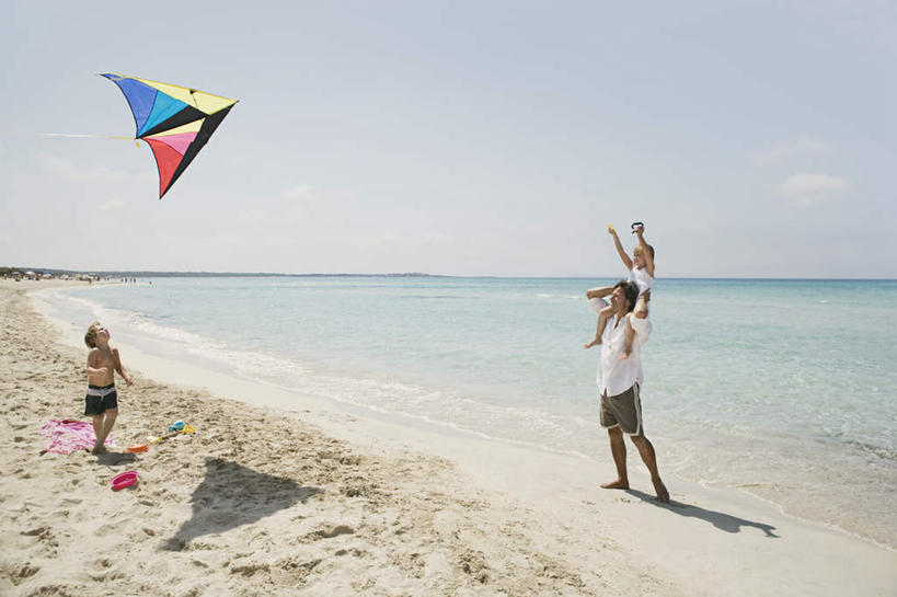 西方人,儿童,中年人,三个人,家庭,父亲,女儿,儿子,举,横图,室外,白天,侧面,旅游,度假,纯洁,海浪,海洋,美景,沙滩,西班牙,欧洲,欧洲人,握,阴影,服装,光线,沙子,影子,海岸,景观,浪花,水平线,云,云朵,辽阔,海平线,沙地,云彩,注视,休闲装,娱乐,小孩,骑,衣服,蓝色,白云,蓝天,天空,阳光,自然,海水,风筝,天,观察,看,扛,托,享受,休闲,广阔,温暖,温馨,父女,父子,一家人,休闲服,景色,放松,父爱,可爱,童年,童趣,放风筝,握着,服饰,晴朗,观看,一望无际,和睦,察看,纸鸢,关注,南欧,自然风光,海景,童真,烂漫,无邪,放鹞子,鹞,鹞子,鸢,木鸢,马略卡岛,西班牙王国,无边无际,一马平川,巴利阿里群岛,马略卡,扛在肩上,骑在肩上,天真,男孩,男人,男性,女孩,女人,女性,中年男性,白种人,孩子,大海,风浪,海,海水的波动,海滩,近岸浪,涌浪,晴空,举起,举手,举着,向上举,向上伸,向上托,彩图,全身,融洽,水天相接,水天一线,男生,女生