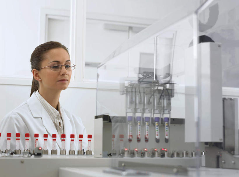 西方人,一个人,科学家,站,横图,室内,白天,正面,工作服,制服,实验,仪器,杯子,欧洲,欧洲人,仅一个年轻女性,仅一个女性,仅一个人,一副,一排,许多,阴影,研究,整齐,透明,反射,分析,化学,测试,试管,眼镜,影子,墙,实验室,研究室,注视,墙壁,墙面,玻璃制品,排列,白色,玻璃瓶,瓶子,观察,看,站着,器皿,观看,察看,科研人员,队列,关注,研究者,近视眼镜,计量,试验室,科学研究者,玻璃仪器,试验耗材,实验用品,工作制服,年轻女性,女人,女性,白种人,科学工作者,玻璃杯,站立,半身,彩图,工作套服