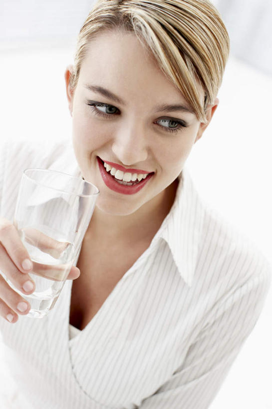 西方人,手,一个人,商务人士,商务女性,站,笑,微笑,露齿笑,竖图,俯视,室内,白天,水,杯子,欧洲,欧洲人,仅一个年轻女性,仅一个女性,仅一个人,握,阴影,套装,反射,液体,影子,注视,饮用水,玻璃制品,一个,水杯,矿泉水,观察,看,站着,手部,握着,单个,观看,单手,察看,关注,商务装,工薪阶层,蒸馏水,年轻女性,女人,女性,白种人,白领,上班族,玻璃杯,站立,半身,彩图,高角度拍摄