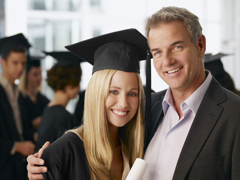 西方人,家庭,父亲,女儿,伙伴,朋友,学生,学校,教学楼,站,笑,微笑,露齿笑,横图,室内,白天,正面,友谊,欧洲,非洲,黑人,欧洲人,握,阴影,朦胧,模糊,反射,丝绸,丝带,文凭,影子,缎带,许多人,注视,校园,绸带,观察,看,站着,一群人,教室,温暖,温馨,父女,同学,一家人,父爱,搭,握着,流苏,观看,和睦,察看,证书,学士帽,校友,毕业,搭着,关注,学士服,学位证,学位证书,同窗,学友,垂布,学士袍,友情,男人,男性,年轻男性,年轻女性,女人,女性,中年男性,白种人,非洲人,站立,半身,彩图,教学大楼,融洽